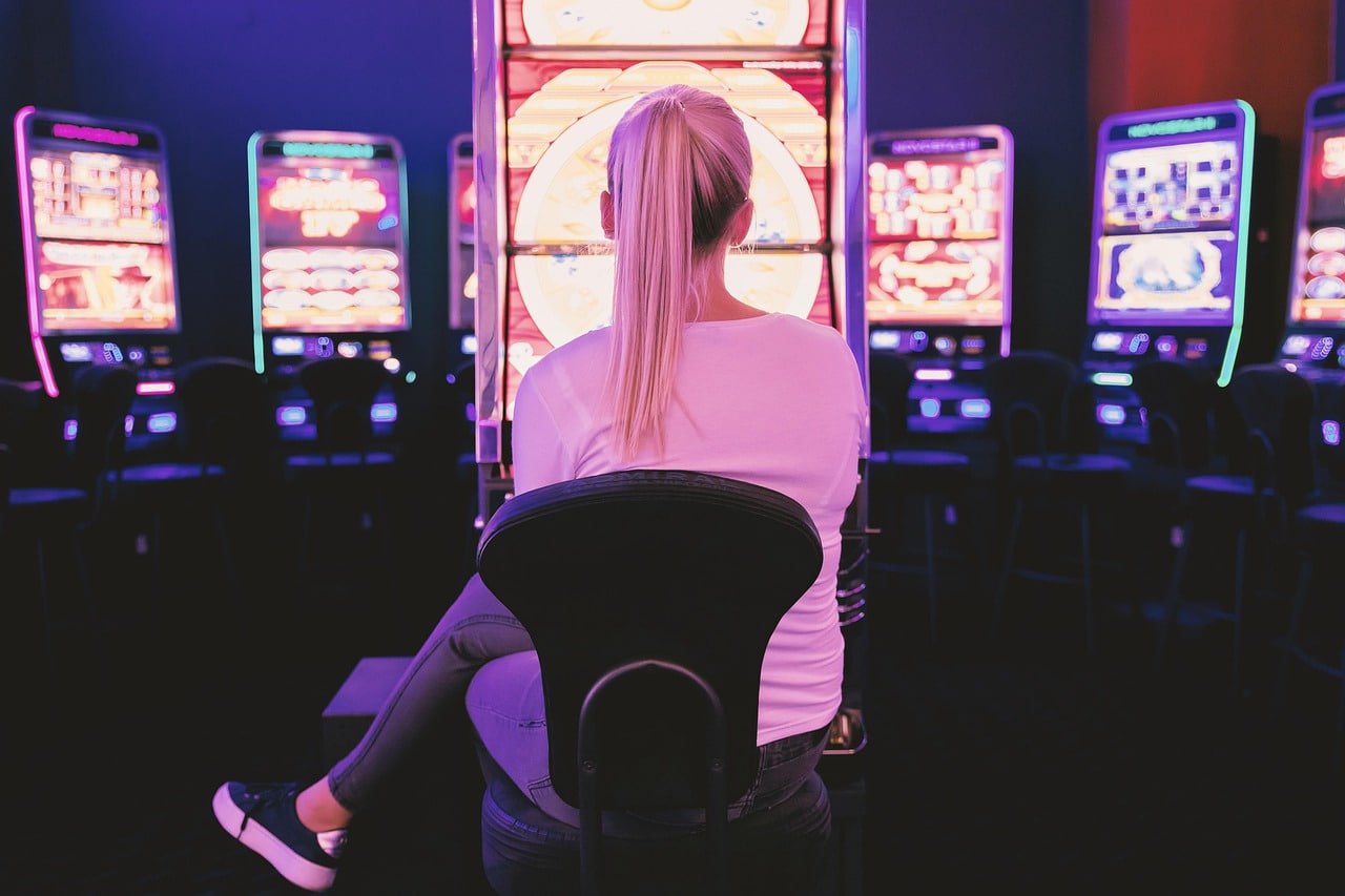 Pengguna mobile membuka texas holdem icaslot di ponsel
